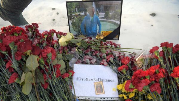 Flores en memoria del piloto ruso fallecido en Siria, Román Filípov - Sputnik Mundo