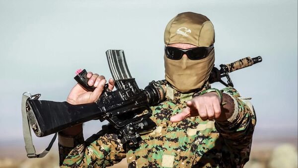 Combatiente de las Unidades kurdas de Protección Popular (YPG) - Sputnik Mundo