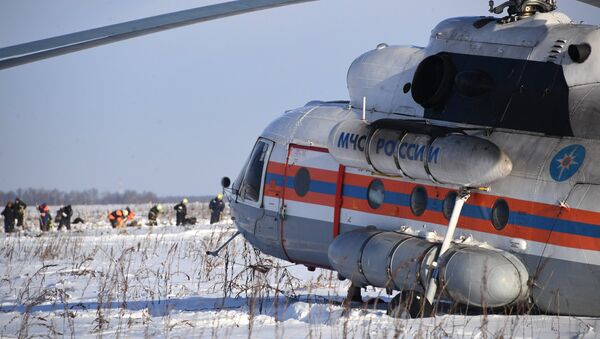 Helicóptero del Ministerio de Emergencias ruso en el lugar del siniestro del avión An-148 a las afueras de Moscú - Sputnik Mundo