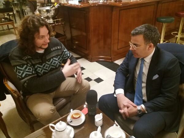 Víctor Ternovsky (i) entrevista a Pedro Mouriño (d) Víctor Ternovsky (i) entrevista a Pedro Mouriño (d) - Sputnik Mundo