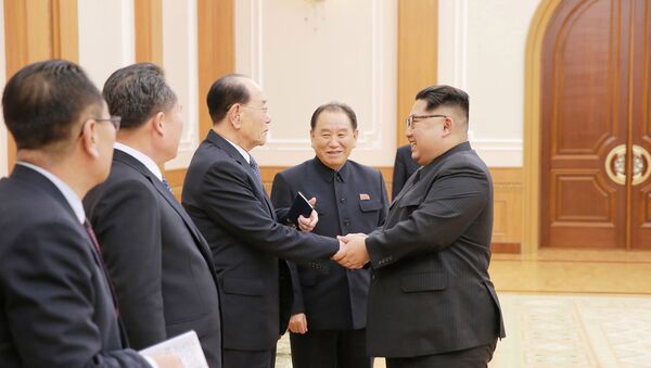 El líder norcoreano Kim Jong-un, ascendiendo a comandantes del Ejército - Sputnik Mundo