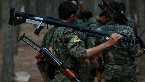 Unos combatiente de las Unidades kurdas de Protección Popular (YPG) - Sputnik Mundo