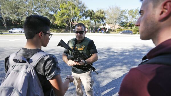 Policía en el lugar del ataque a una escuela secundaria del estado de Florida, EEUU - Sputnik Mundo