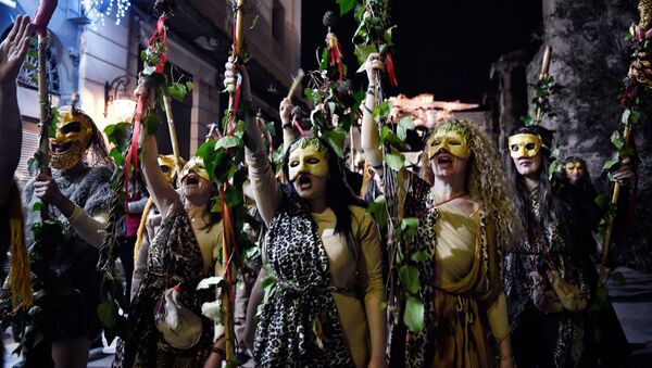 La gente participa en una recreación de una antigua celebración dedicada al dios griego Dionisio, marcando la temporada de carnaval - Sputnik Mundo