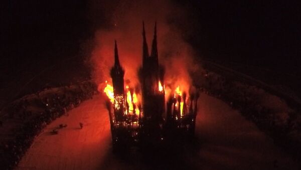 Una catedral gótica en llamas: así celebraron los rusos el festival más grande del año - Sputnik Mundo