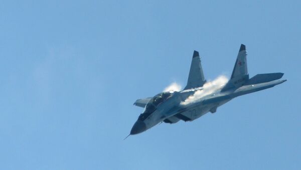 El caza ruso MiG-35 durante el vuelo de demostración en el marco de la feria aeroespacial MAKS-2017 - Sputnik Mundo