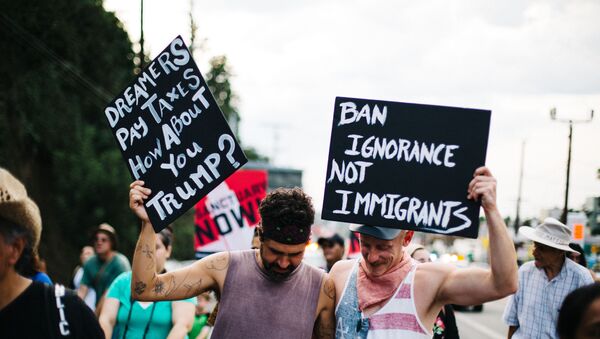 Marcha a favor de los inmigrantes en Los Ángeles, EEUU - Sputnik Mundo