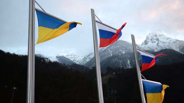 Las banderas de Rusia y Ucrania - Sputnik Mundo