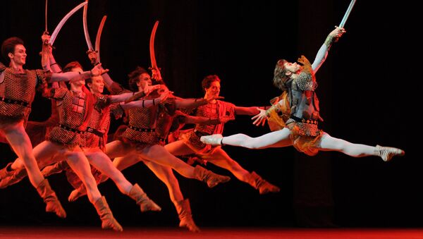Artiom Ovcharenko, el primer bailarín del teatro Bolshói, en una de las escenas del ballet 'Iván el Terrible' - Sputnik Mundo