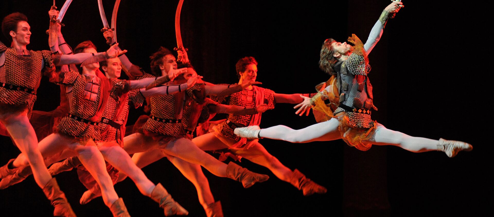 Artiom Ovcharenko, el primer bailarín del teatro Bolshói, en una de las escenas del ballet 'Iván el Terrible' - Sputnik Mundo, 1920, 21.02.2018