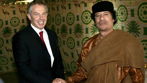 El ex primer ministro británico, Tony Blair, y el exlíder sirio, Muamar Gadafi, en 2007 - Sputnik Mundo