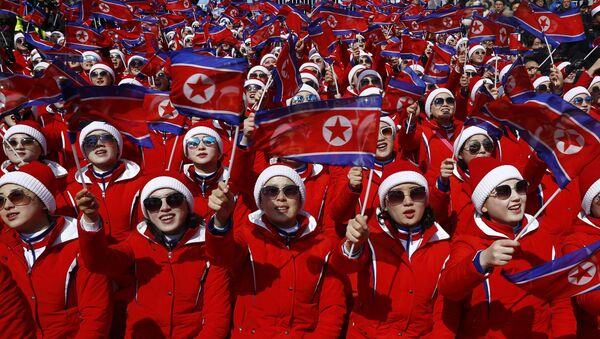Las animadoras norcoreanas con banderas nacionales - Sputnik Mundo