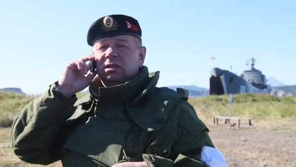 Un mayor general del Ejército ruso hablando por teléfono durante unos ejercicios - Sputnik Mundo
