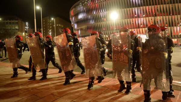 Policía vasco durante los enfrentamientos entre hinchas del Spartak y Athletic - Sputnik Mundo