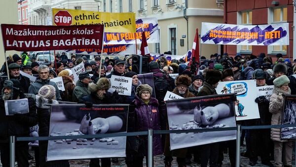 Manifestación en Riga contra la reforma de la educación (Archivo) - Sputnik Mundo