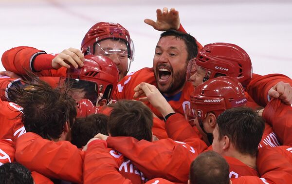 La selección rusa de hockey sobre hielo tras la víctoria, en el centro está Ilia Kovalchuk - Sputnik Mundo