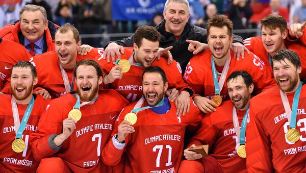 La selección rusa de hockey sobre hielo con las medallas de oro - Sputnik Mundo