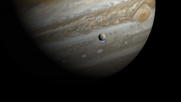 Penachos de agua en Europa, satélite de Júpiter (imagen artística) - Sputnik Mundo