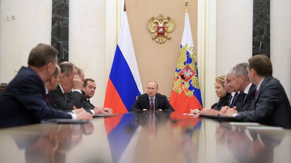 El presidente ruso Vladímir Putin con los miembros permanentes del Consejo de Seguridad de Rusia (archivo) - Sputnik Mundo