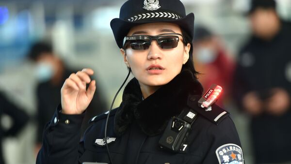 Una oficial de policía lleva unas gafas inteligentes con reconocimiento facial de Zhengzhou - Sputnik Mundo
