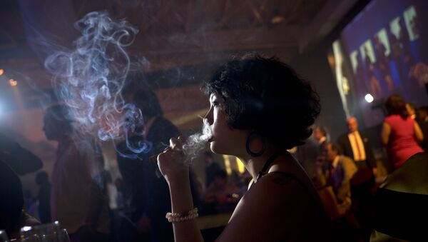 Mujer fuma un puro durante del Festival Internacional del Habano en Cuba - Sputnik Mundo
