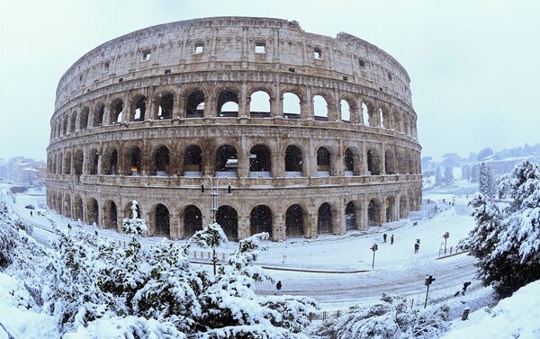 Coliseo durante una intensa nevada en Roma, Italia - Sputnik Mundo