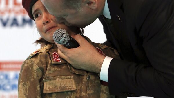 Recep Tayyip Erdogan besando a Amine Tiras - Sputnik Mundo