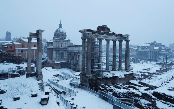 El Foro romano durante una intensa nevada en Roma, Italia - Sputnik Mundo