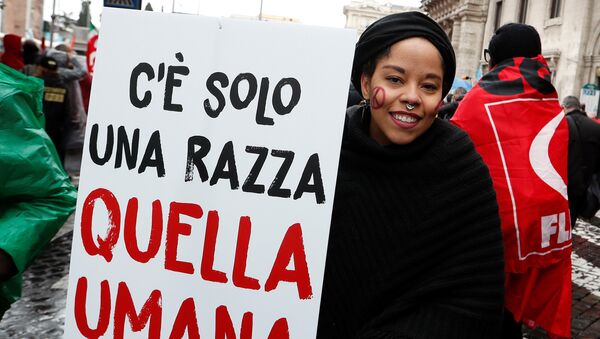 Una manifestación contra el racismo en la antesala de las elecciones italianas - Sputnik Mundo