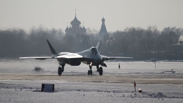 Uno de los prototipos del Su-57 durante el primer vuelo de larga duración entre el Lejano Oriente ruso y Moscú (archivo, enero de 2013) - Sputnik Mundo