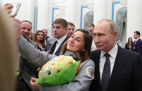 Las autoridades rusas rinden homenaje a los medallistas de los JJOO 2018 - Sputnik Mundo
