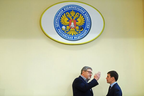 El líder del partido Yábloko, Grigori Yavlinski, se presenta ante la Comisión Electoral Central de Rusia - Sputnik Mundo