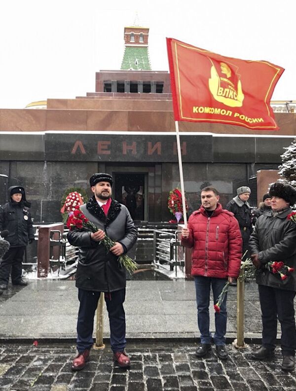 El candidato a la Presidencia de Rusia por el partido Comunistas de Rusia, Maxim Suraikin, en el Mausoleo de Lenin, Plaza Roja - Sputnik Mundo