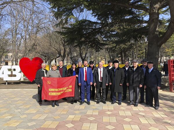 El candidato presidencial Maxim Suraikin durante su visita a Osetia del Sur - Sputnik Mundo