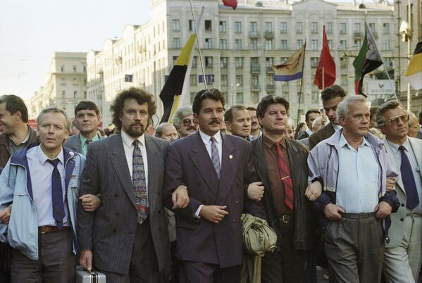 Marcha con motivo del aniversario de la crisis constitucional de 1993 - Sputnik Mundo