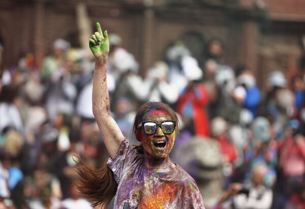 Celebración del festival de colores Holi en Katmandú, capital del Nepal. - Sputnik Mundo