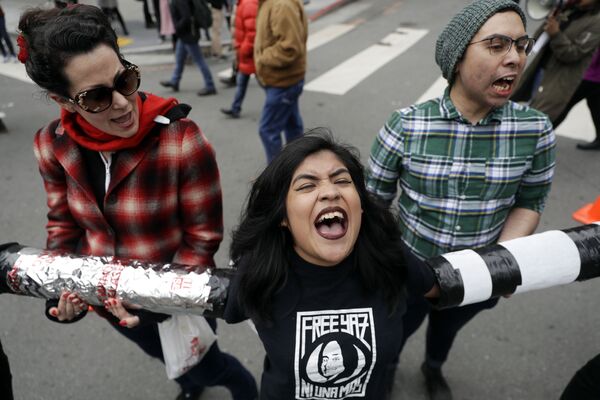 Jóvenes bloquean las calles frente a la Policía de Inmigración y Aduanas de Estados Unidos en San Francisco. - Sputnik Mundo