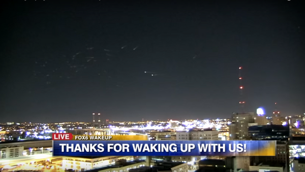 Danza de misteriosas luces en el cielo nocturno de EEUU es grabada en vivo - Sputnik Mundo