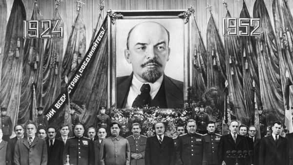 Iósif Stalin y otros políticos durante una ceremonia solemne celebrada con motivo del 28 aniversario de la muerte de Lenin - Sputnik Mundo