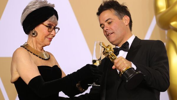 La actriz Rita Moreno junto con el director Sebastián Lelio - Sputnik Mundo