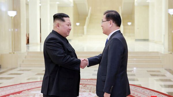 El líder norcoreano, Kim Jong-un, estrecha la mano a Chung Eui-yong, asesor de seguridad surcoreano - Sputnik Mundo