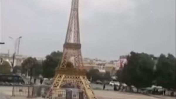 Una 'torre Eiffel', desplazada por el viento - Sputnik Mundo