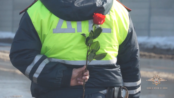 Los policías de Rusia aprovecharon la ocasión del Día Internacional de la Mujer para sorprender a las damas del país y demostrar la caballerosidad de los hombres rusos - Sputnik Mundo