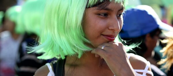 Una joven argentina con una peluca verde en la marcha del Día Internacional de la Mujer Una joven argentina con una peluca verde en la marcha del Día Internacional de la Mujer - Sputnik Mundo