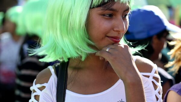 Una joven argentina con una peluca verde en la marcha del Día Internacional de la Mujer - Sputnik Mundo