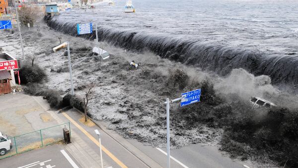 Un potente tsunami azota las costas nororientales de Japón - Sputnik Mundo