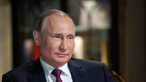 El presidente de Rusia, Vladímir Putin, durante la entrevista con la cadena de televisión estadounidense NBC - Sputnik Mundo