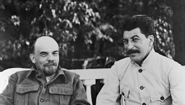 Los líderes soviéticos Vladímir Lenin y Iósif Stalin (archivo) - Sputnik Mundo