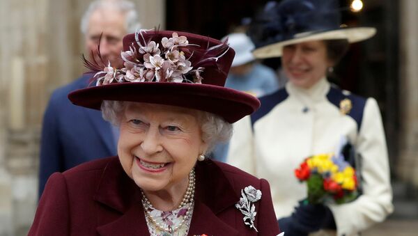La reina Isabel II sale de la Abadía de Westminster en Londres - Sputnik Mundo