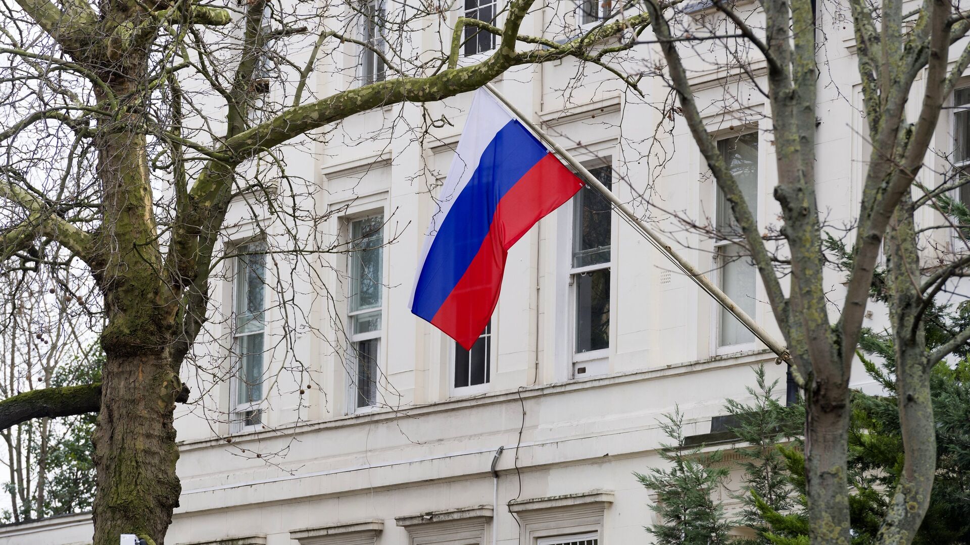 La bandera rusa en la embajada de Rusia en Londres, Reino Unido (imagen referencial) - Sputnik Mundo, 1920, 16.12.2021